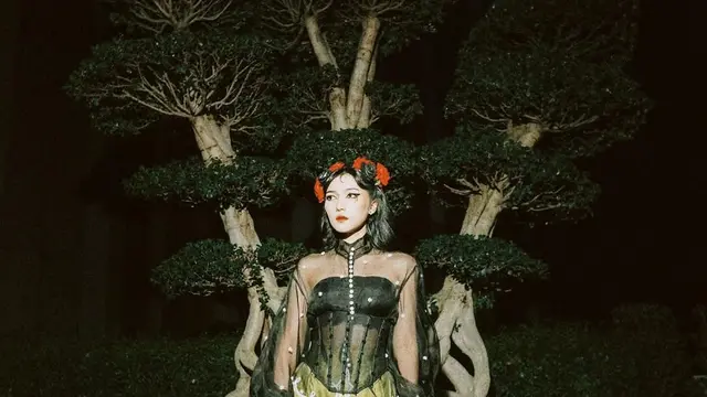 Potret Outfit Manggung Isyana Sarasvati Gaya Edgy (credit: instagram/isyanasarasvati)