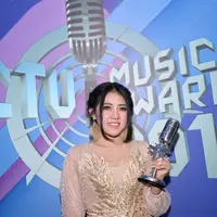 “Yang jelas  Via Tetep berkarya bermusik selallu memberikan yang terbaik,dangdut terutama.karena saya berkarya bukan buat piala saja,  tapi Via berkarya untuk musik dangdut dan piala ini cuma bonus aja,” kata Via Vallen. (Adrian Putra/Bintang.com)