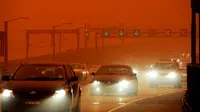 Langit di wilayah timur dan tenggata Australia berubah menjadi oranye akibat cuaca buruk, yang membawa debu dari pedalaman (AFP/Greg Wood)