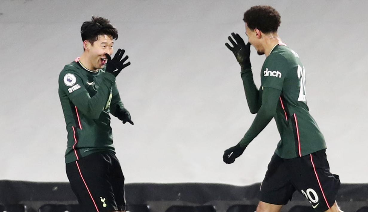 Penyerang Tottenham Hotspur, Son Heung-min melakukan selebrasi bersama Dele Alli saat melawan Fulham pada laga Liga Inggris di Stadion Craven Cottage, Kamis (4/3/2021). Tottenham Hotspur menang dengan skor 1-0. (Neil Hall/Pool via AP)