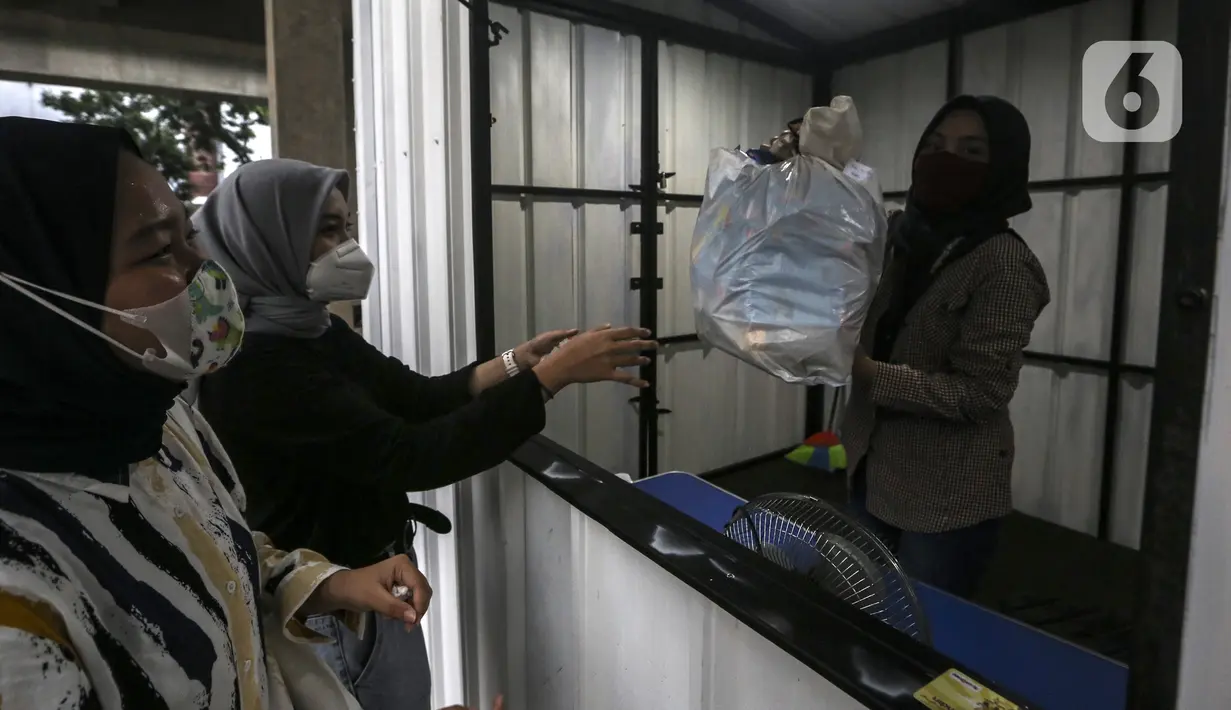 Warga membawa sampah anorganik untuk disetorkan di drop point rekosistem yang berada di Stasiun MRT Blok M, Jakarta, Jumat (5/3/2021). Warga yang menyetorkan sampah akan mendapatkan poin dalam aplikasi rekosistem. (Liputan6.com/Johan Tallo)