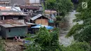 Deretan pemukiman padat di bantaran kali Ciliwung di sekitar kawasan Manggarai, Jakarta, Jumat (6/4). Hal ini menjadi satu-satunya cara mengembalikan fungsi sungai sebagai aliran air. (Liputan6.com/Helmi Fithriansyah)