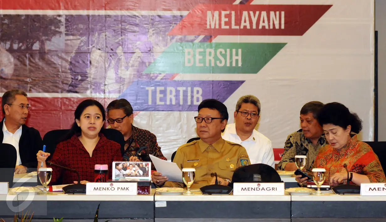 Menko PMK, Puan Maharani (kedua kiri) saat memimpin rakor tingkat menteri di kantor Kemenko PMK, Jakarta, Senin (20/2). Rapat membahas persiapan pelaksanaan Asian Games 2018 di Jakarta dan Palembang. (Liputan6.com/Helmi Fithriansyah)