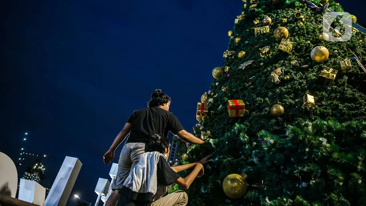 Kawasan Kuliner Thamrin 10 Berhias Pohon Natal Setinggi 12 Meter