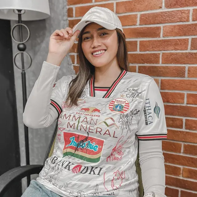 Fotonya Dikomentari Riko Simanjuntak, Ini 6 Potret Jess Amalia Dukung Persija