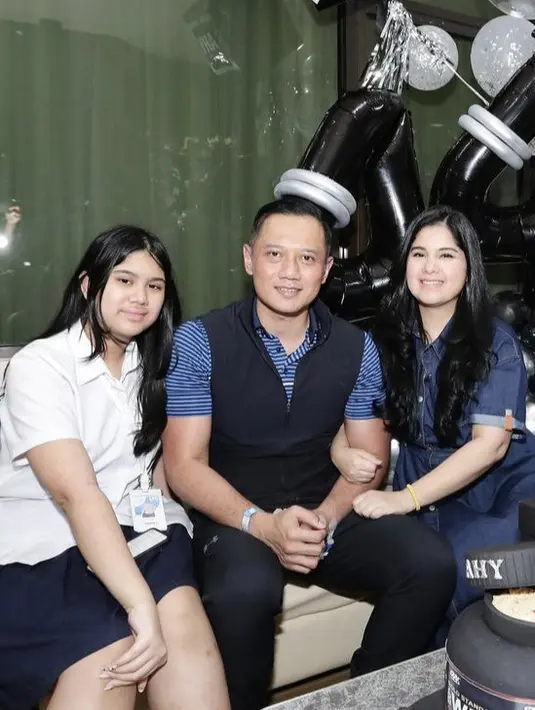 <p>Saat merayakan ulang tahun sang ayah, ia tampil girly dengan mini skirt biru dipadukan atasan putih berkerah. @annisayudhoyono</p>