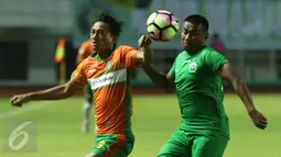 Pemain PS Bengkulu, Diego G (kiri) berebut bola atas dengan pemain Persikabo dalam laga lanjutan Liga 2 di Stadion Pakansari, kab Bogor, Minggu (23/4). Persikabo kalah 1-4 dari PS Bengkulu. (Liputan6.com/Helmi Fithriansyah)