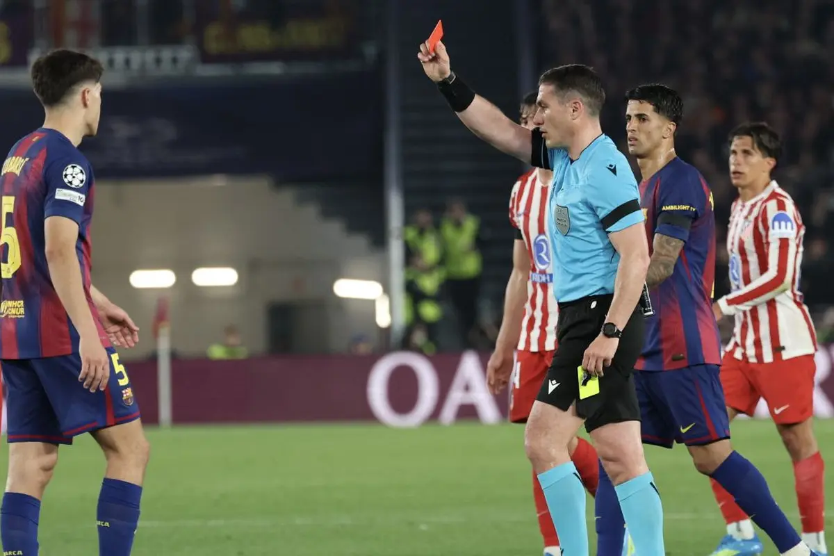Kartu merah Pau Cubarsi saat Barcelona vs Atletico Madrid di Liga Champions