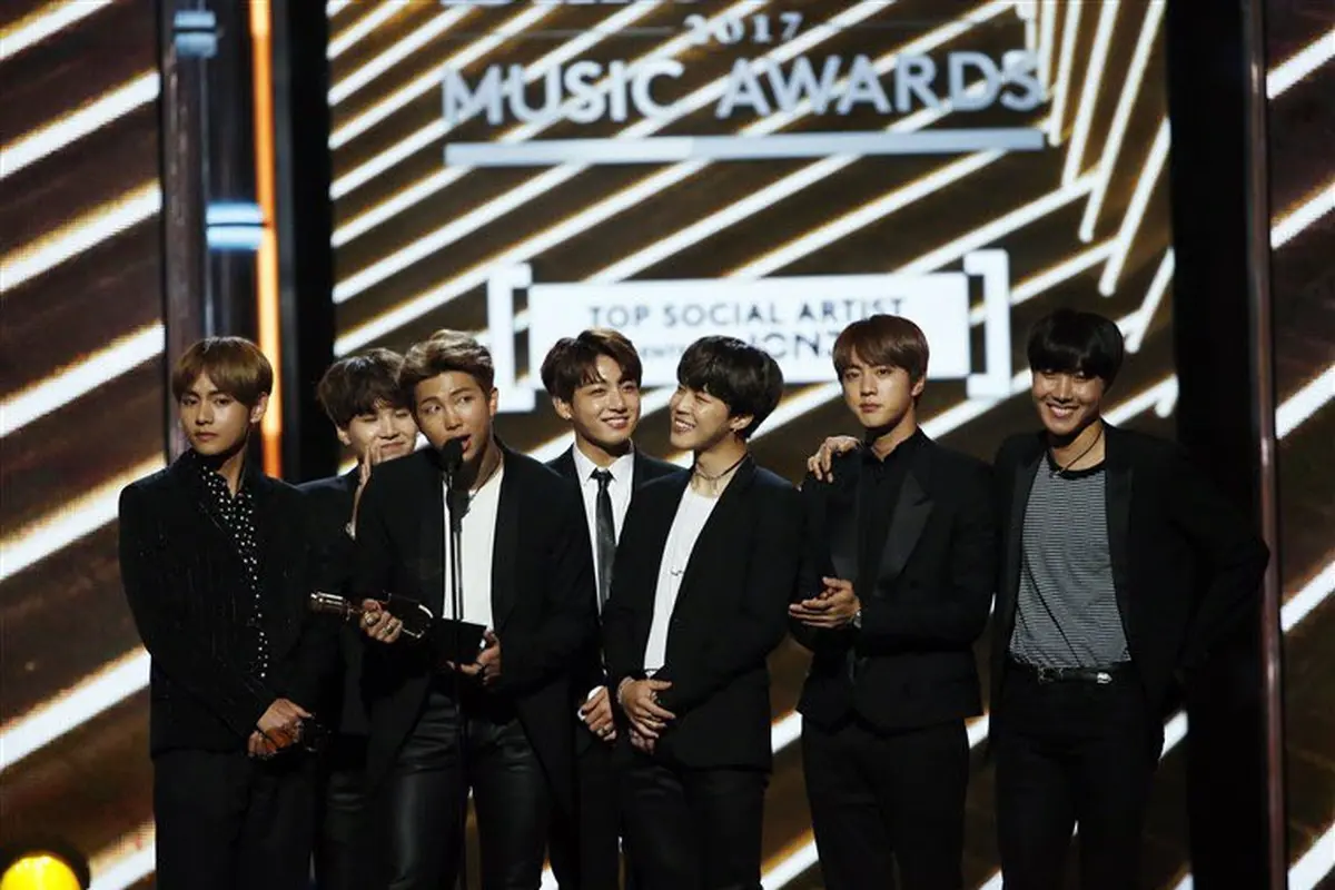 Grup K-Pop asal Korea Selatan, BTS, di Billboard Music Awards 2017. (Twitter/@charts_k)