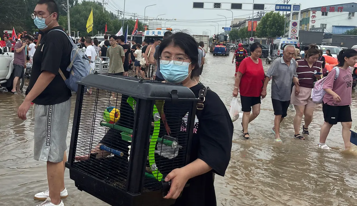 Dilansir AP pada 2 Agustus 2023, banjir yang melanda Beijing dan sekitarnya menyebabkan 11 orang tewas dan 27 orang dilaporkan hilang berdasarkan laporan dari pemerintah setempat. (AP Photo/Andy Wong)