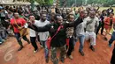 Ratusan mahasiswa Aliansi Mahasiswa Papua (AMP) menari sambil berteriak di lapangan Sahabara Polda Metro, Jakarta, Selasa (1/12/2015). Mereka menunggu ratusan kawan mereka yang diamankan Polisi. (Liputan6.com/Yoppy Renato)