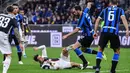 Striker Juventus, Cristiano Ronaldo, berebut bola dengan bek Inter Milan, Diego Godin, pada laga Serie A di Stadion San Siro, Milan, Minggu (6/10). Inter kalah 1-2 dari Juventus. (AFP/Alberto Pizzoli)