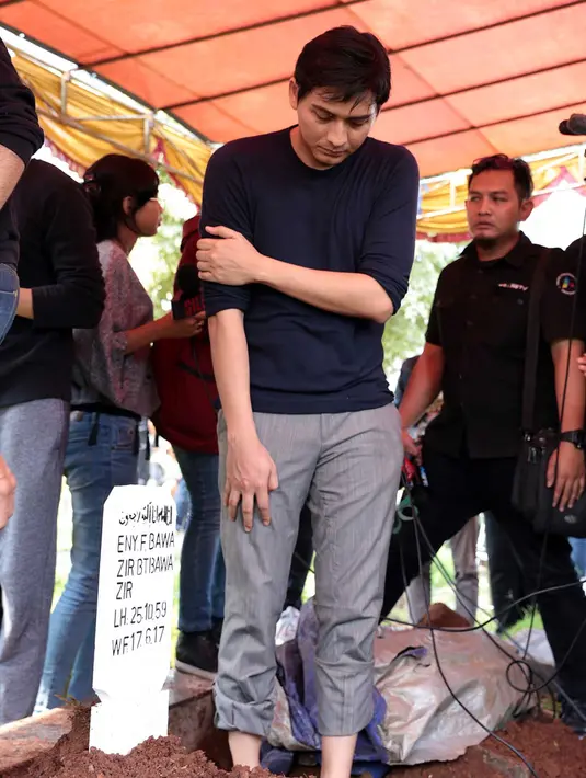 Di RS Kanker Dharmais, Jakarta, ibunda Lucky wfat setelah menjalani perawatan intensif selama kurang lebih delapan bulan. Penyakit kanker paru-paru menjadi salah satu penyebab wafatnya sang ibunda. (Deki Prayoga/Bintang.com)