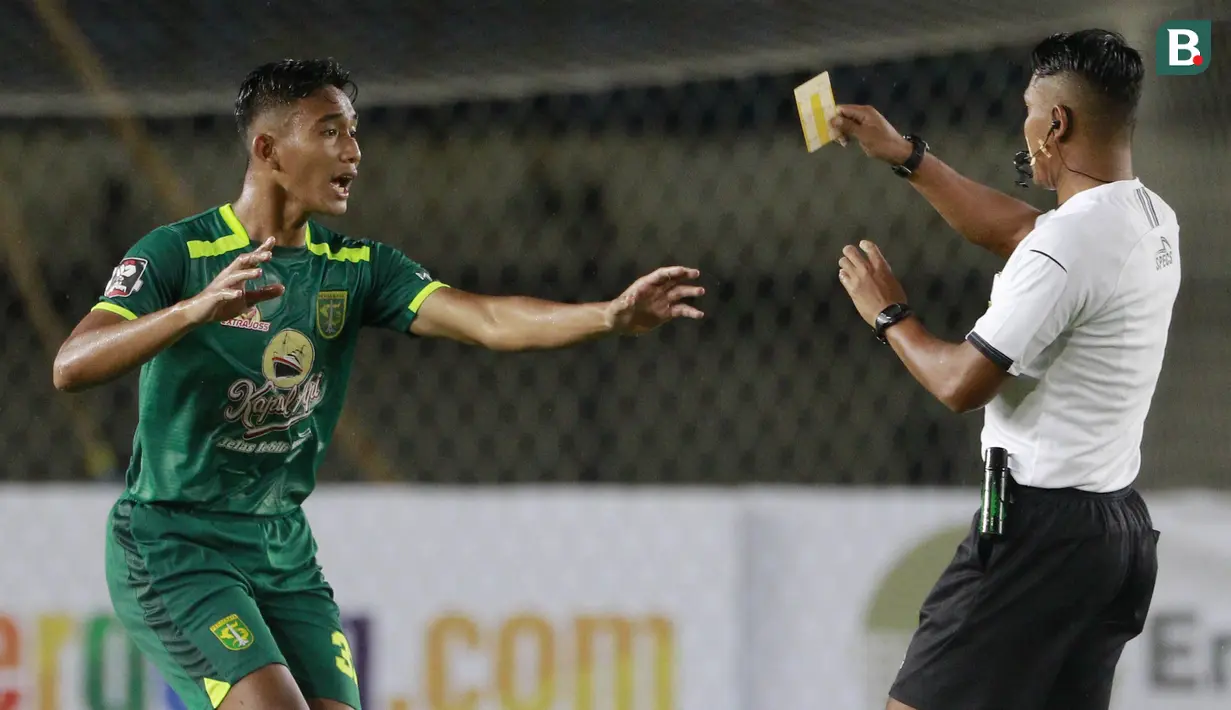 Rizky Ridho - Pemain Jebolan klub internal El Faza ini sebelumnya lebih sering bermain untuk timnas U-19 dan Persebaya U-20 pada ajang Elite Pro Academy Liga 1 U-20. Mantan kapten Garuda Muda ini merupakan bek masa depan Bajul Ijo dan Timnas Indonesia. (Bola.com/M Iqbal Ichsan)