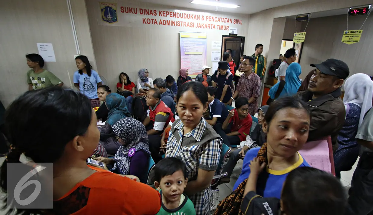 Warga menunggu untuk mendaftarkan akte kelahiran di Sudin Kependudukan dan Catatan Sipil Kotamadya, Jakarta Timur, Senin (28/12). Meskipun antre, namun ratusan warga tetap antusias mendaftarkan akte kelahiran serta e-KTP. (Liputan6.com/Immnuel Antonius) 