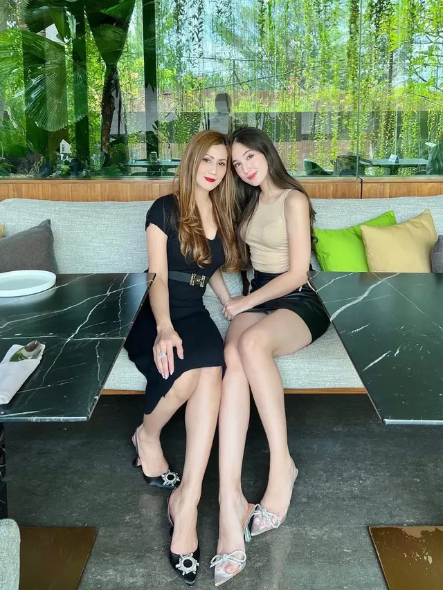 6 Potret Kebersamaan Laura Moane dan Ibunda, Bak Kakak Adik