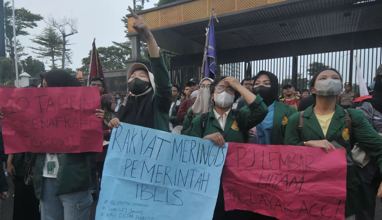 Puluhan mahasiswa melakukan aksi unjuk rasa dengan berjalan menuju Gedung Dewan Perwakilan Rakyat (DPR) Republik Indonesia, Jakarta, Jumat (16/8/2024). (merdeka.com/Imam Buhori)