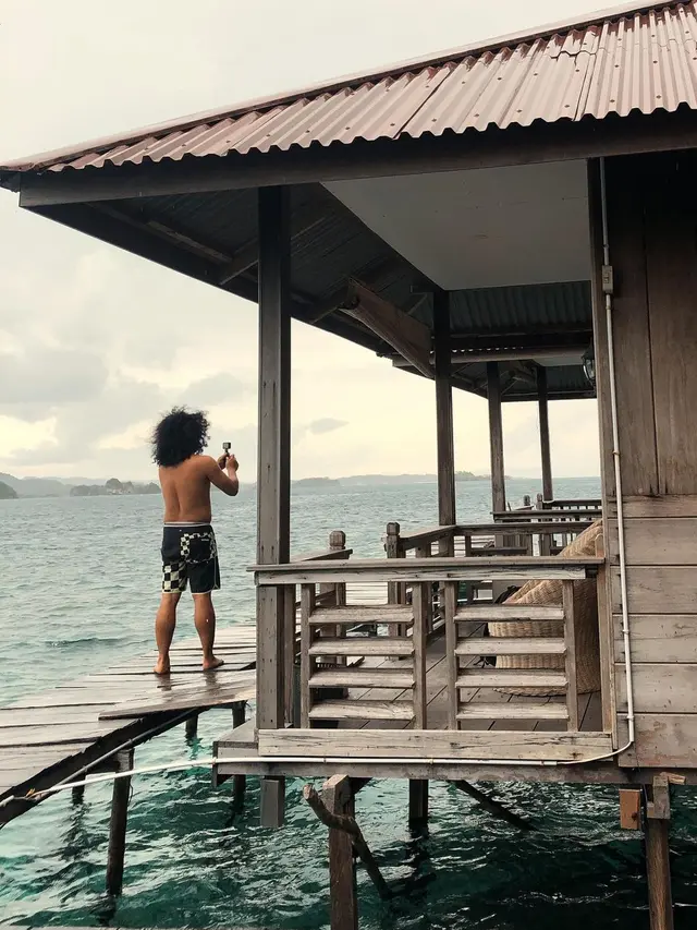 Momen Mesra Arie Kriting dan Indah Permatasari Honeymoon di Raja Ampat. (Sumber: Instagram/indahpermatas)