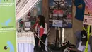 Penyandang disabilitas menjaga booth pada acara puncak peringatan Hari Disabilitas Internasional 2019 di Plaza Barat Gelora Bung Karno, Jakarta, Selasa (3/12/2019). Acara ini mengangkat tema 'Indonesia Inklusi, Disabilitas Unggul'. (Liputan6.com/Faizal Fanani)