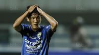 Gelandang Persib Bandung, Oh In Kyun, tampak kecewa usai dikalahkan PSM pada laga Piala Presiden di Stadion GBLA, Bandung, Jumat (26/1/2018). Persib takluk 0-1 dari PSM. (Bola.com/M Iqbal Ichsan)