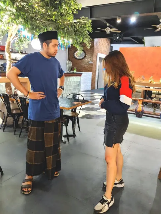 Setelah itu, Muslim juga membentuk kelompok trio komika bernama Overacting. Penampilan Tretan Muslim yang khas menggunakan Peci, ia juga kerap mengenakan sarung.(Liputan.com/IG/@tretanmuslim)