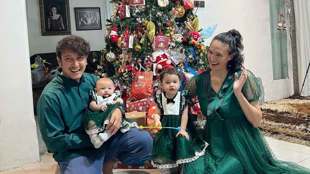 Dimas Anggara dan Nadine Chandrawinata