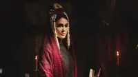 6 Pose Luna Maya Pakai Kerudung Warna-Warni di Lokasi Syuting, Menjelma Suzzanna Sang Ratu Horor
