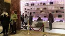 Pengunjung menunggu di depan toko merek Ivanka Trump yang baru di lobi Trump Tower di New York City, AS (15/12). Perusahaan fashion Ivanka Trump membuka toko ritel baru di lobi Trump Tower pada hari Kamis lalu. (AFP Photo/Drew Angerer)