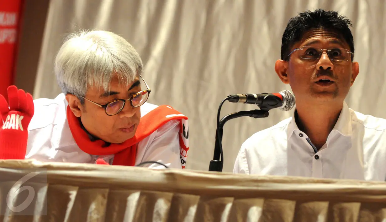 Wakil Ketua KPK, La Ode Muhammad Syarif (kanan) dan Dosen Tetap FISIP UI Imam Budidarmawan Prasodjo saat menjadi pembicara seminar di Jakarta, (18/01). Banyak kalangan berpendapat revisi UU KPK melemahkan KPK itu sendiri. (Liputan6.com/Helmi Afandi) 