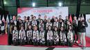 Atlet renang foto bersama saat acara penyambutan atlet SEA Games 2025 di Bandara Soekarno-Hatta, Tangerang, Selasa (16/12/2025). (Bola.com/M Iqbal Ichsan)