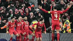 Pemain depan Liverpool, Mohamed Salah (tengah) merayakan golnya bersama dengan rekan setimnya saat laga matchday 7 League Phase Liga Champions 2024/2025 melawan Lille LOSC yang digelar di Stadion Anfield, Inggris, Selasa (21/1/2025) waktu setempat atau Rabu (22/1/2025) dini hari WIB. (Paul ELLIS/AFP)
