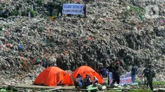 Relawan dari Perkumpulan Organisasi Info Depok melakukan aksi camping di Tempat Pembuangan Akhir (TPA) Cipayung, Depok, Rabu (31/5/2023). (merdeka.com/Arie Basuki)