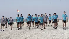 Pemain Timnas Indonesia melakukan latihan dengan pemanasan dan senam ringan di tepi pantai guna melemaskan kembali otot-otot mereka yang kaku usai tiba di Dubai. (Foto: Dokumentasi PSSI)