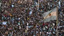 Para penggemar Argentina merayakan kemenangan atas Kroasia pada pertandingan semifinal Piala Dunia Qatar 2022 di Obelisk di Buenos Aires, Rabu (14/12/2022). Keberhasilan mengalahkan Kroasia membuat Argentina lolos ke final Piala Dunia untuk keenam kalinya. (AFP/Luis Robayo)
