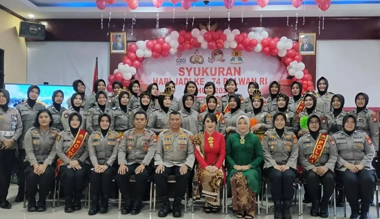 Uut Permatasari, memilih memakai kebaya merah saat mendampingi sang suami merayakan HUT Polwan ke-74. (Foto: Instagram/@uutpermatasari)