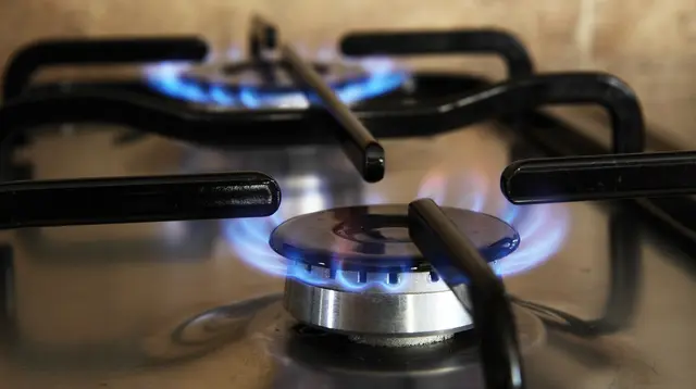 7 Cara Bersihkan Kompor Gas Api Merah agar Api Kembali Biru, Mudah Dilakukan di Rumah