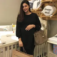 Tengah berbadan dua, Nabila Syakieb kini tengah menunggu waktu persalinannya. Selama hamil, aura cantik Nabila pun semakin terpancar.  (Instagram/nsyakieb85)