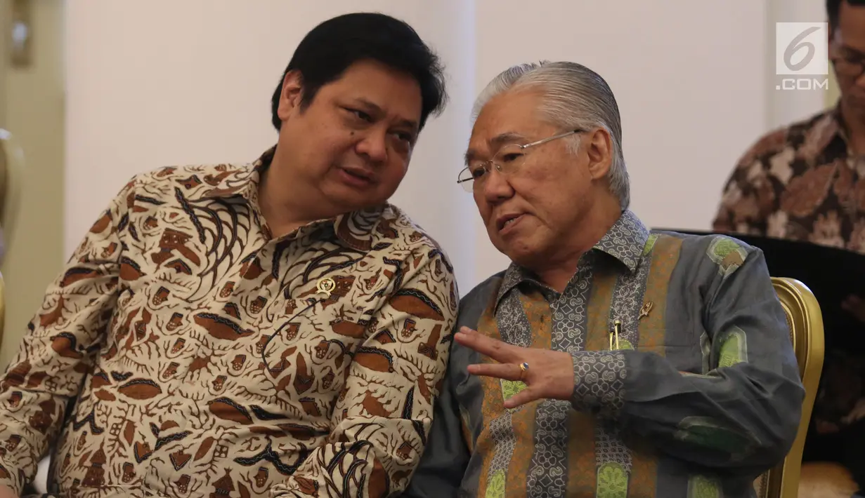 Menteri Perindustrian Airlangga Hartarto bersama Mendag Enggartiasto Lukita menghadiri sidang kabinet paripurna, di  Istana Kepresidenan Bogor, Senin (29/5). Rapat salah satunya membahas persiapan Idul Fitri 1438 H. (Liputan6.com/Angga Yuniar)