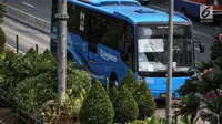 Bus Transjakarta melintas di Jalan MH Thamrin, Jakarta, Senin (24/7). Wagub DKI Jakarta Sandiaga Uno berharap pemilik kendaraan pribadi berpindah ke angkutan umum selama Asian Games 2018. (Liputan6.com/Faizal Fanani)
