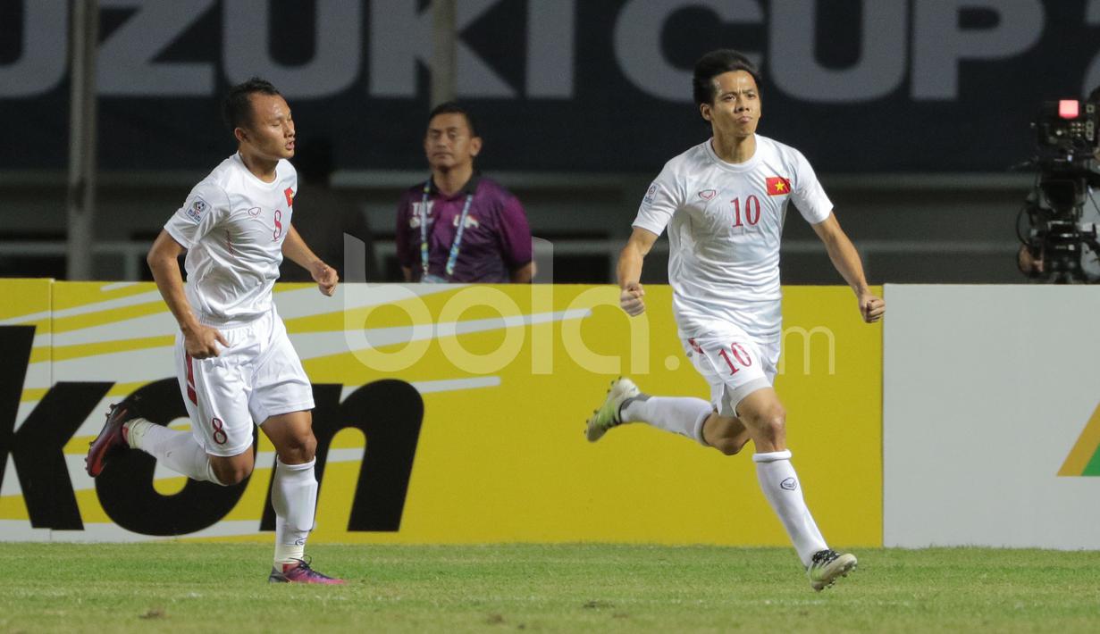 Gawang Timnas Indonesia dibobol pemain Vietnam, Nguyen Van Quyet, dalam laga leg pertama semifinal Piala AFF 2016 di Stadion Pakansari, Bogor, Sabtu (3/12/2016). (Bola.com/Nicklas Hanoatubun)