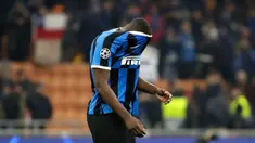 Pemain Inter Milan Romelu Lukaku menutupi wajahnya dengan kaus saat melawan Barcelona pada pertandingan Grup F Liga Champions di Stadion San Siro, Milan, Italia, Selasa (10/12/2019). Barcelona menang 2-1. (AP Photo/Luca Bruno)