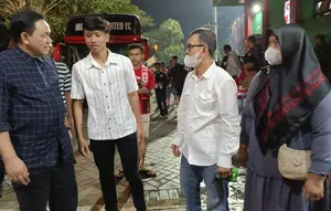 Alvin Sukron saat bertemu dengan Presiden Klub Madura United Achsanul Qosasi.