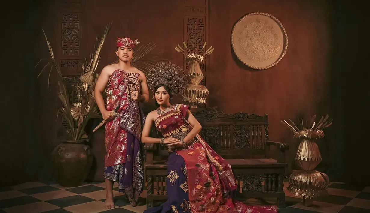 Beberapa pose diambil saat Kaesang Pangarep dan Erina Gudono mengenakan pakaian Bali. (Foto: Instagram/@kaesangp)