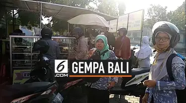 Getaran gempa tektonik magnitudo 5,8 di Nusa Dua dirasakan di Kota Jember Jawa Timur. Sejumlah karyawan yang tengah beraktivitas panik dan keluar kantor. Meski hanya beberapa detik cukup membuat kaget warga.