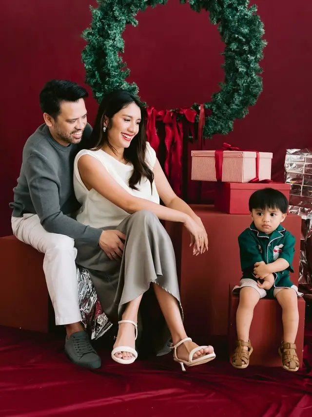 8 Gaya Kompak Keluarga Artis di Pemotretan Bertema Natal 2024, dari Asmirandah hingga Rianti Cartwright