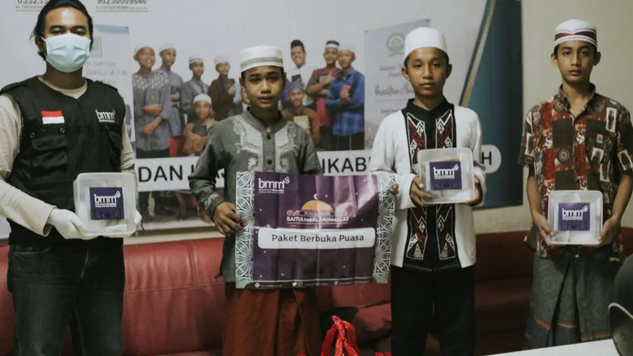 BMM Bagikan Paket Berbuka Puasa pada Warga yang Membutuhkan