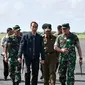 Presiden Joko Widodo (Jokowi) saat tiba di Pangkalan TNI AU Raden Sadjad, Kabupaten Natuna, Rabu (8/1/2020). (dok. Laily Rachev - Biro Pers Sekretariat Presiden)