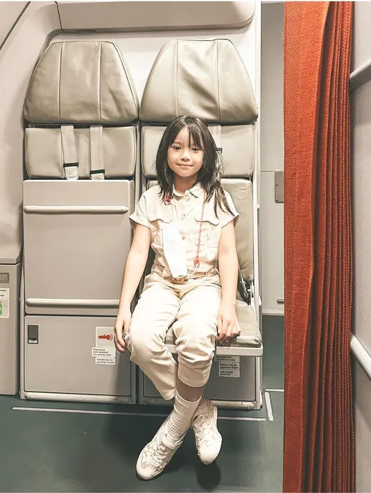 Ia juga menjajal duduk di kursi pramugari yang terletak dekat pintu pesawat [@gadiiing]