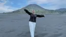 Bromo menjadi tempat liburan yang menarik bagi Woro Widowati. Keindahan Bromo ini membuat Woro terlihat sumringah menikmati waktu liburannya. Tak heran, foto ini bahkan disebut netizen memancarkan aura positif efek bahagianya Woro saat lepas penat. (Liputan6.com/IG/@worow0ro)
