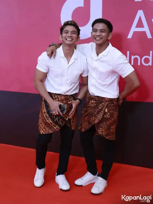 <p>Rizki DA dan Ridho DA juga hadir di acara TikTok Awards Indonesia 2023. Mereka tampil simple dengan mengenakan kain jarik yang diikat di pinggang. [Foto: KapanLagi.com/Bayu Herdianto]</p>